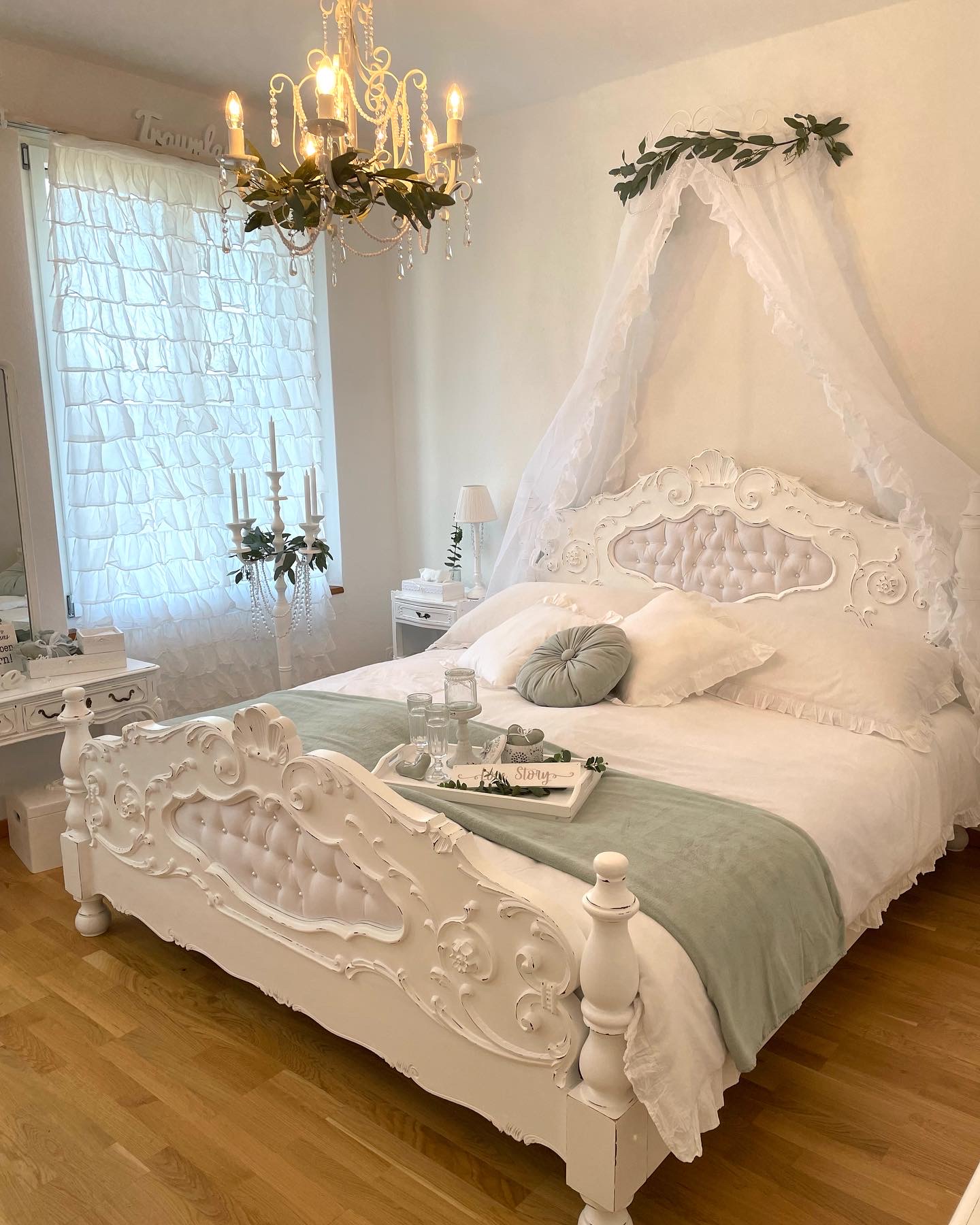 Shabby Chic Boutique – click to enlarge the panorama picture