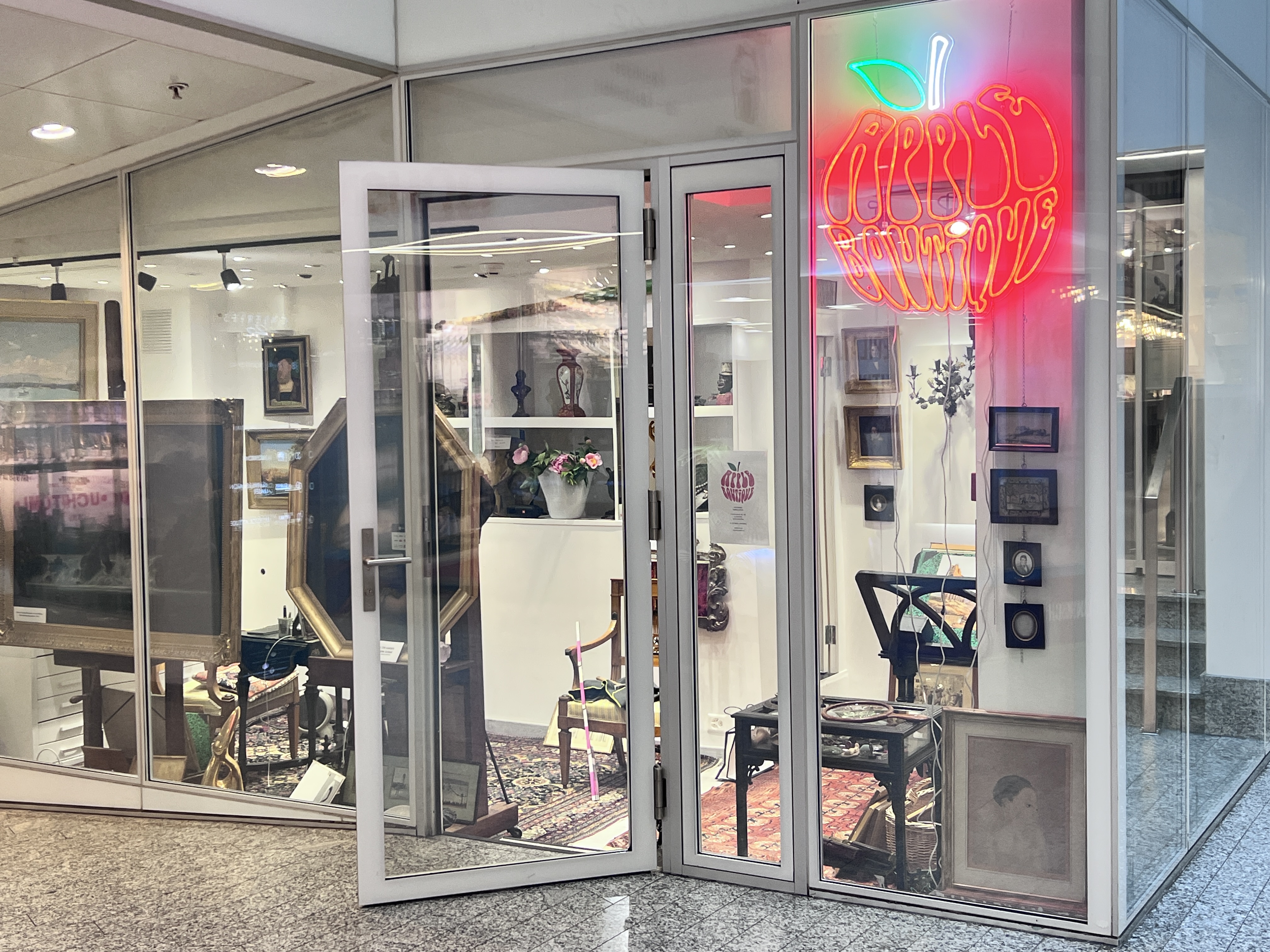 APPLE BOUTIQUE – click to enlarge the panorama picture