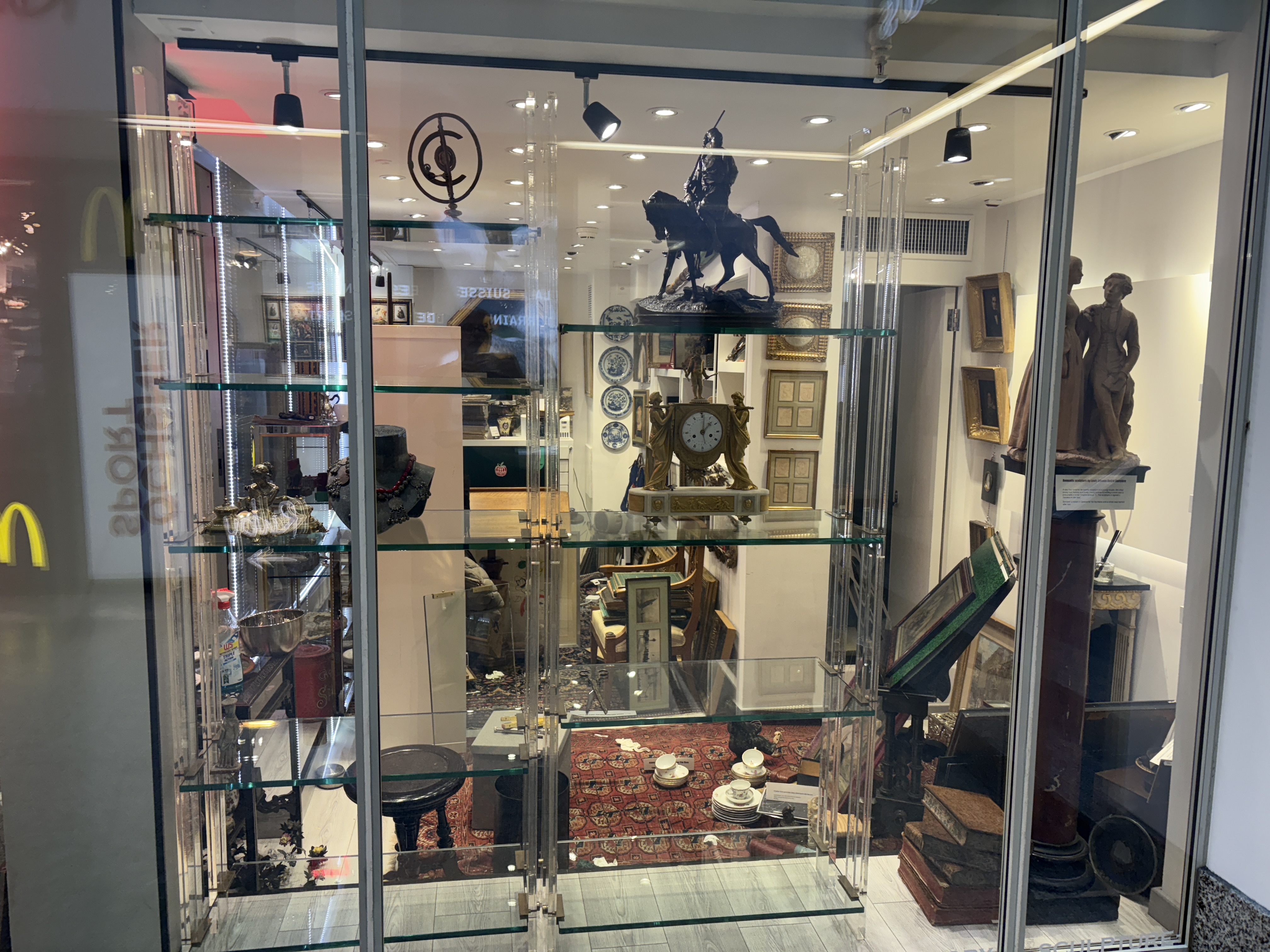 APPLE BOUTIQUE – click to enlarge the panorama picture