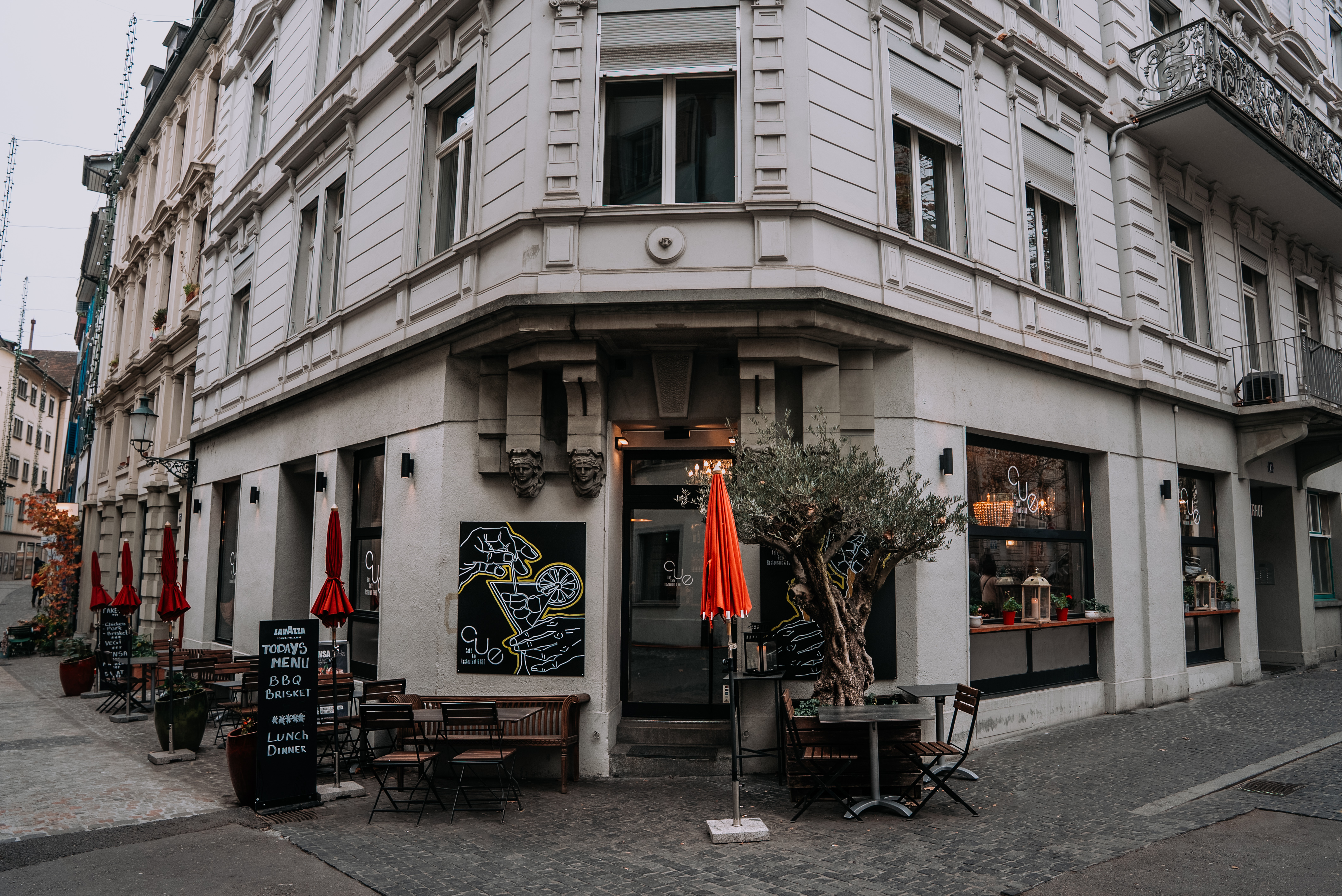 Cue Café Restaurant & Lounge Bar