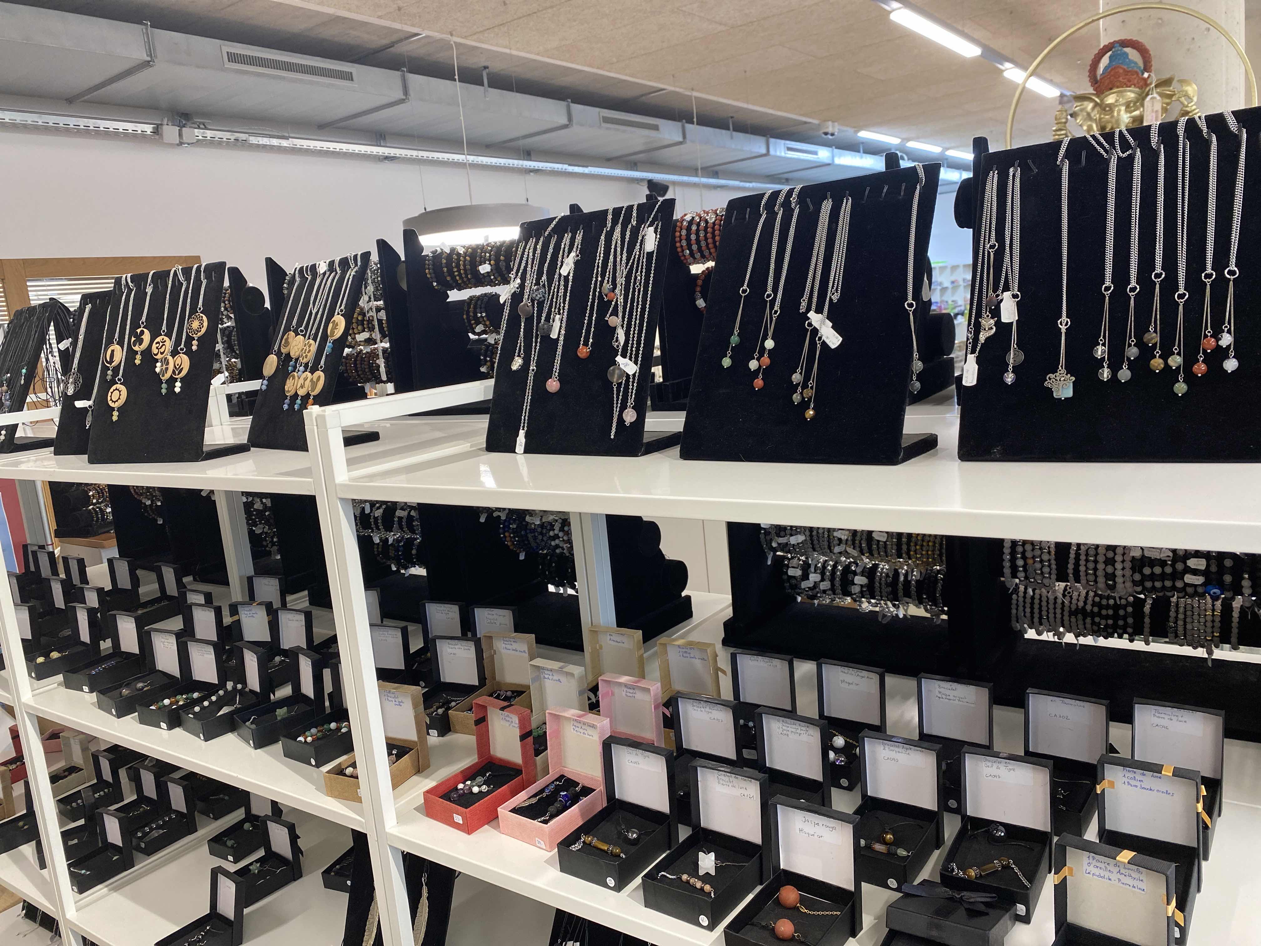 Boutique ésotérique Bougie Rouge – click to enlarge the panorama picture