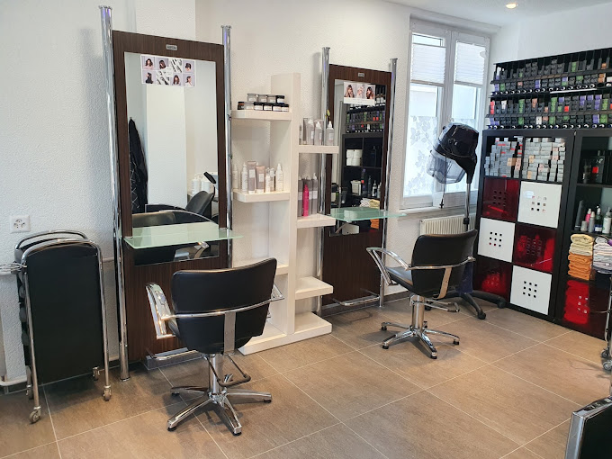 Coiffeuse My - Klicken, um das Panorama Bild vergrössert darzustellen
